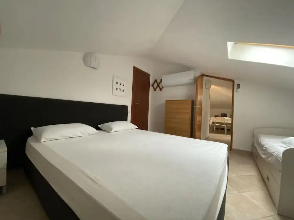 Two-room Apartment 3 Beds IN THE Conchiglia Area-rif Lucip2