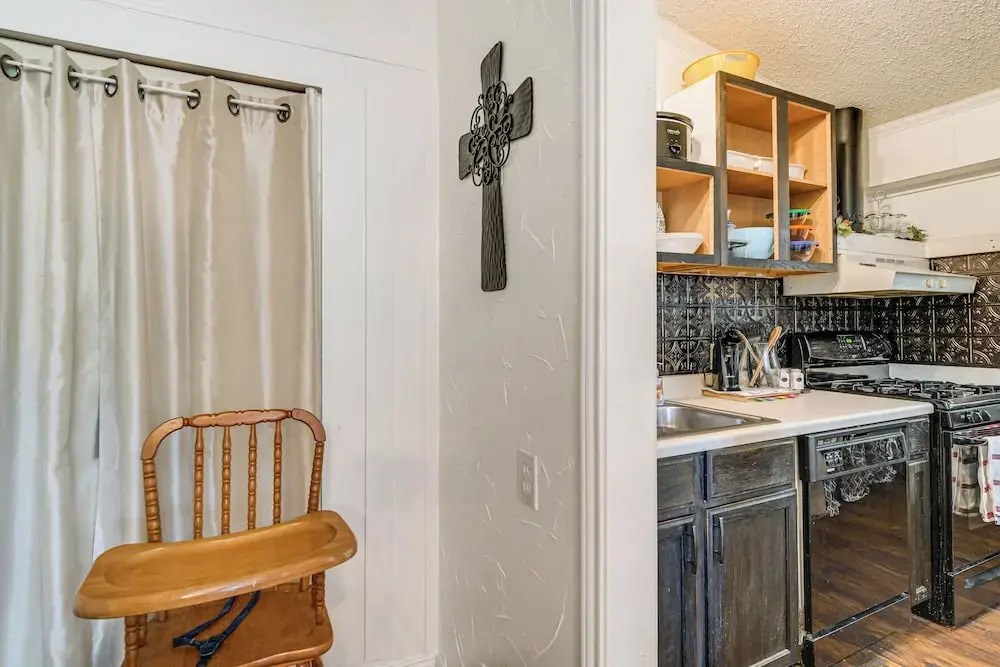 College Station Getaway w/ Hot Tub & Courtyard!