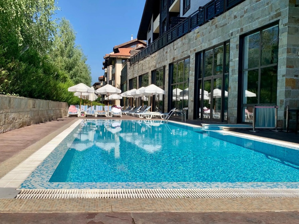2-bedroom apartment near Bansko with pool and spa
