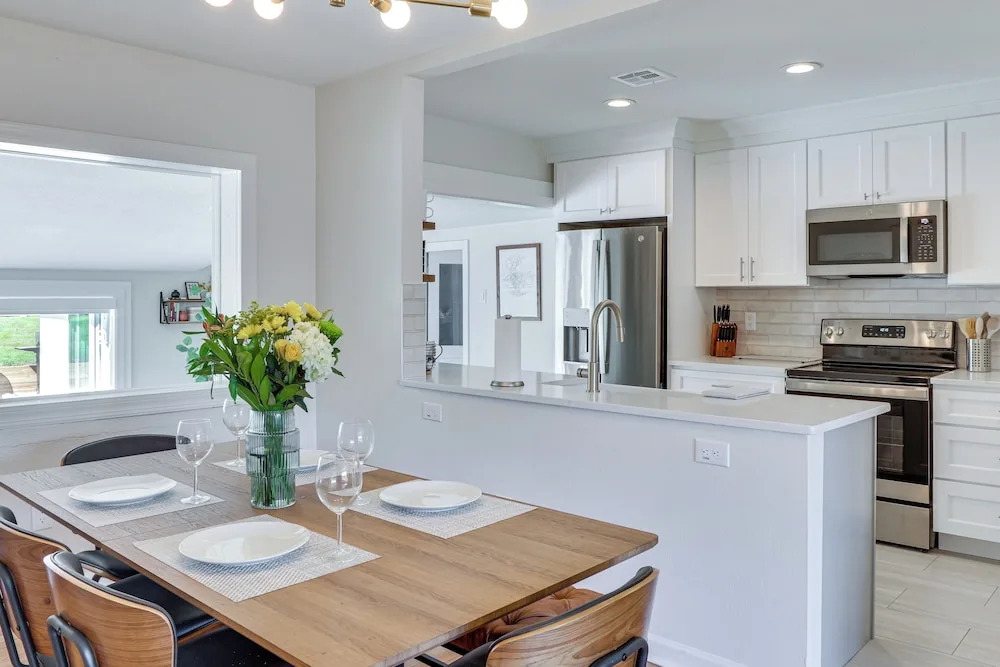 Lakeland Retreat: Private Heated Pool & Yard Games