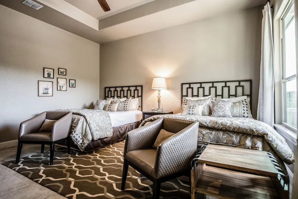 The Century Oak: 3-unit Beside Hidden Falls 4 Bedroom Home