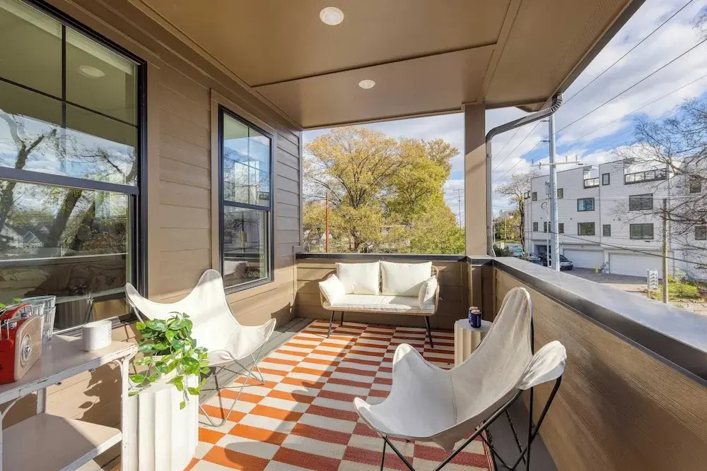 2 New Townhomes w/ Balcony, Mins to Broadway, Sleeps 16 98 Degrees & The Stage