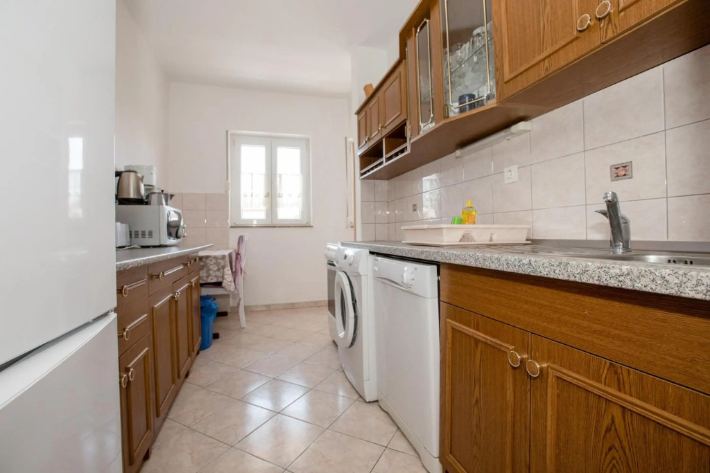 Marjetka house max 17 Pers with 2 complete kitchens, 2 garden grills, bestway swimming pool
