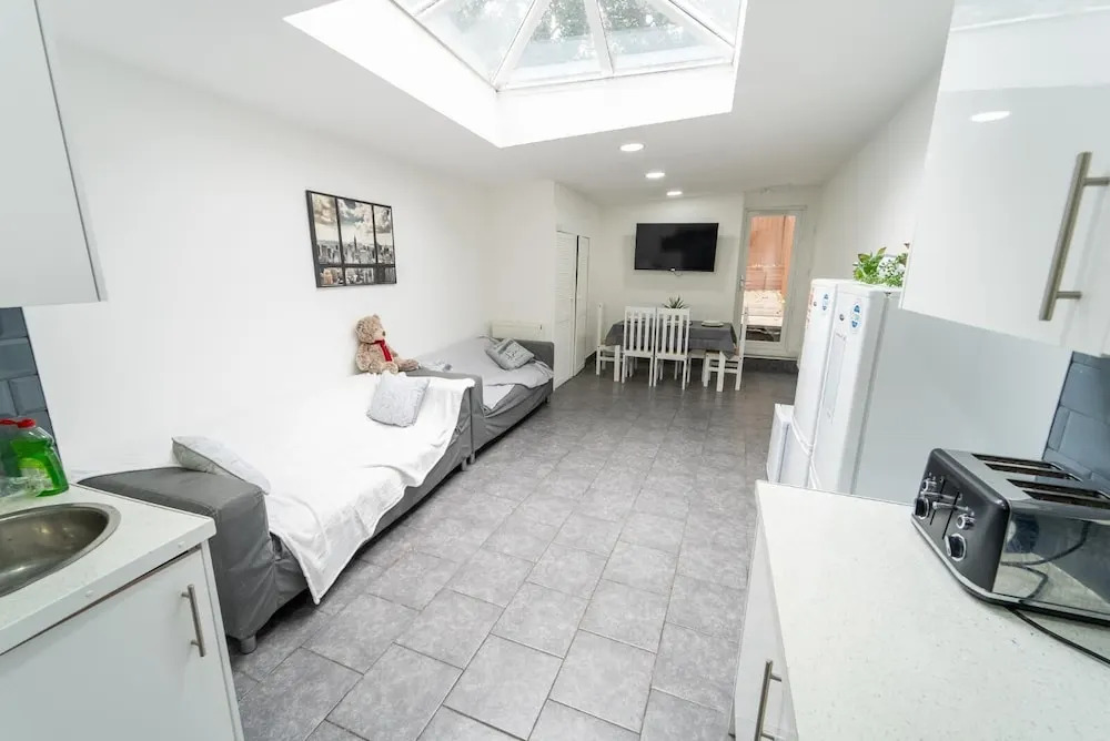 STAYSA Equipped studios near QE and UOB in GuestHouse close to the city!