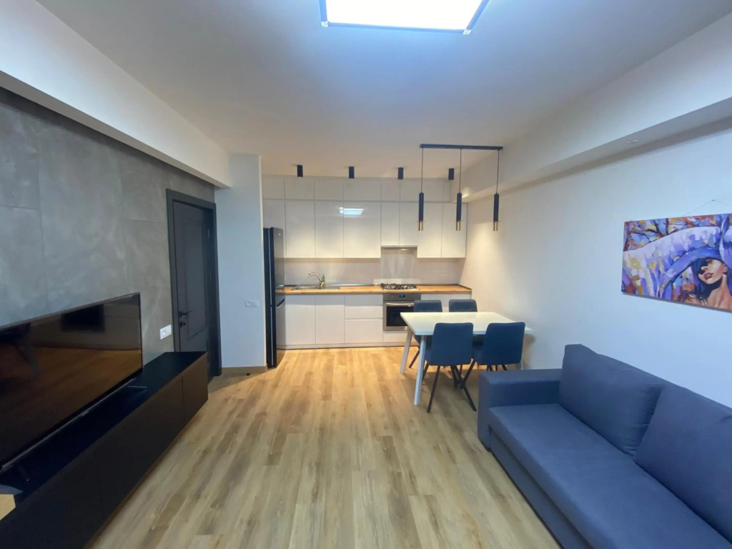 Luxury flat in 100 meters from republic square.