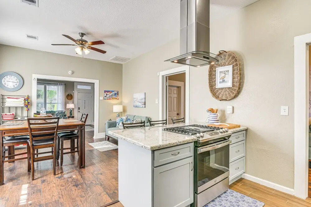 1/2 Mi to Seawall! Family Home w/ Furnished Patio
