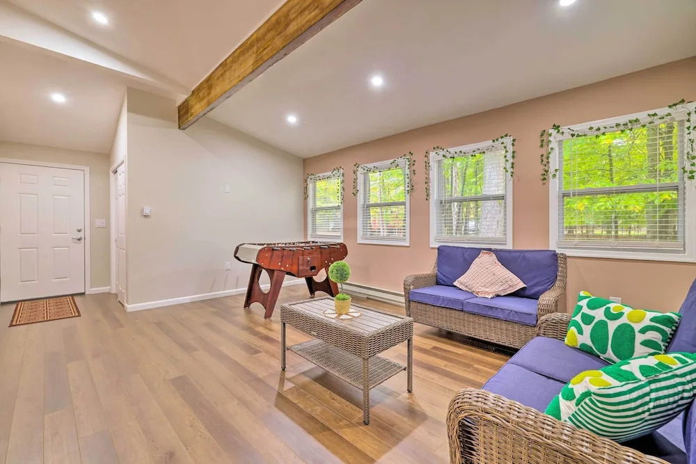 15 Mi to Skiing: Charming Tobyhanna Cottage!