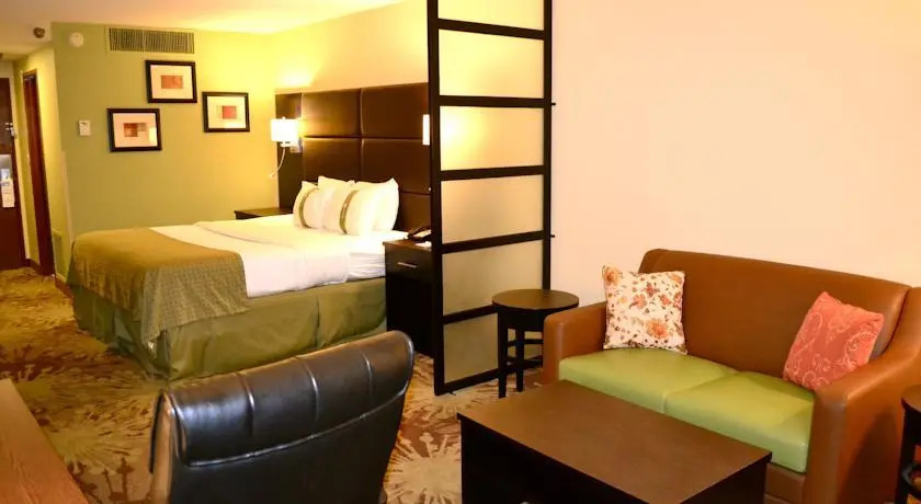 Holiday Inn MORGANTOWN PA TURNPIKE EX 298