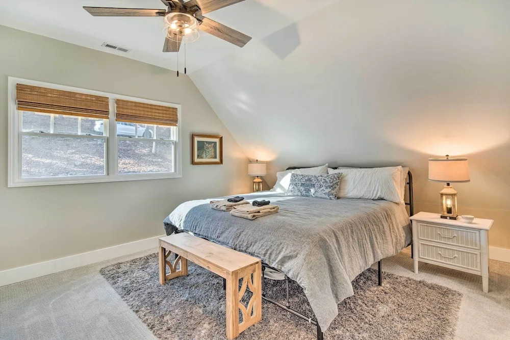 Peaceful Brevard Mountain Cabin: Hike, Golf & Swim