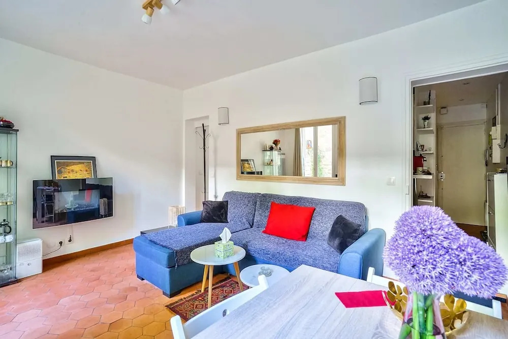 Charming 2 Room Apartment Near Square Louise-michel
