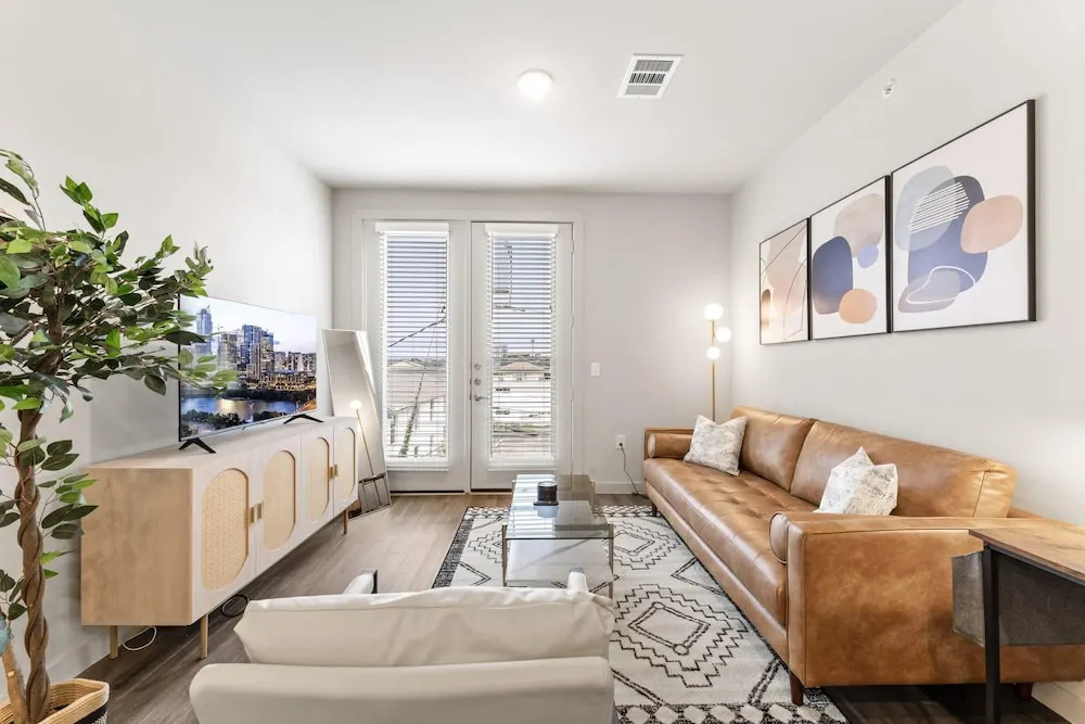 Prime Soco Bright 2BR King Suite w Pool Parking