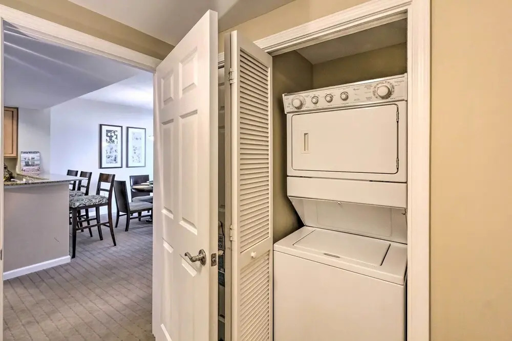 Destin Condo w/ Amenities & Pool < 1/2 Mi to Beach