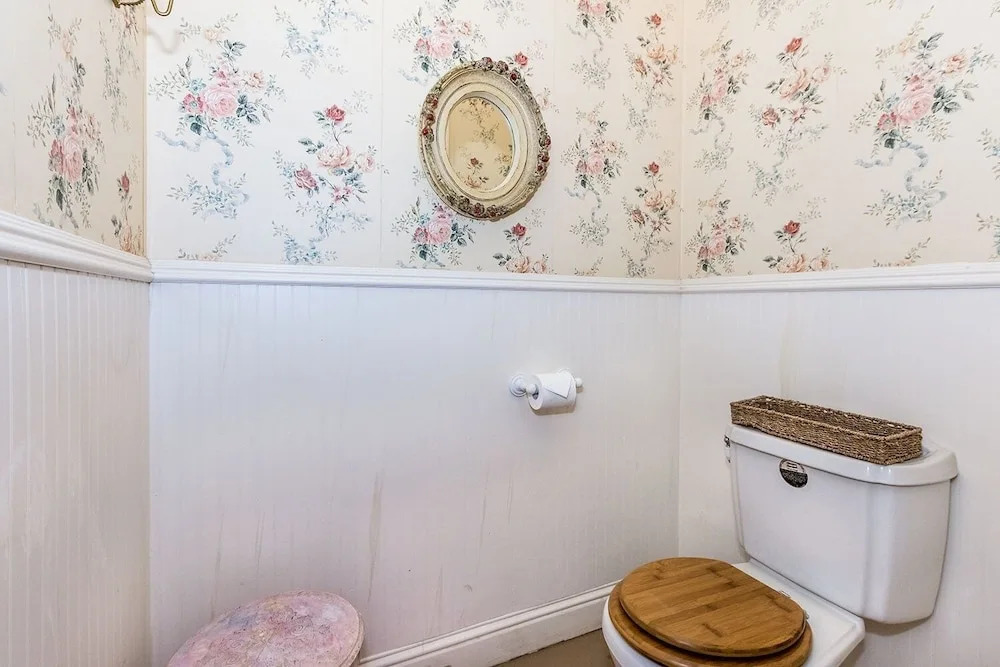 Binky's Summer Afternoon Studio Bedroom Cottage by RedAwning