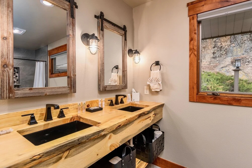 Breiding Upper Luxury Vacation At Windcliff 2 Bedroom Home by RedAwning