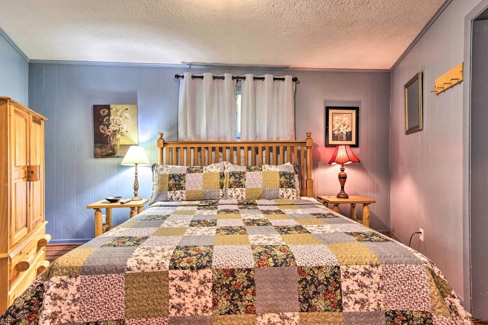 Gatlinburg House w/ Pool Table & Forest Views!