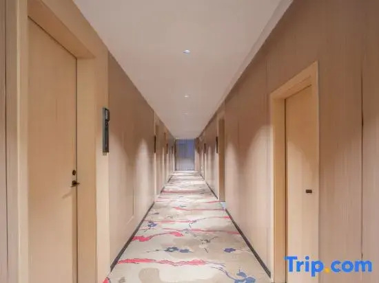 Jianshui Home Inn UP Huayi Collection Hotel (Jianshui High-Speed Railway Station Passenger Station)