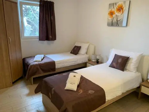 Villa KRK-4 bedrooms, 4 bathrooms with heated pool and jacuzzi, 150m from the sea