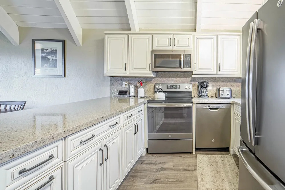 Remodeled Getaway W/ Spa, Walk To Ge! 2 Bedroom Home
