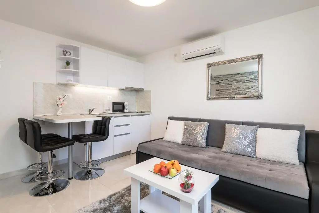 S & V Deluxe Apartments