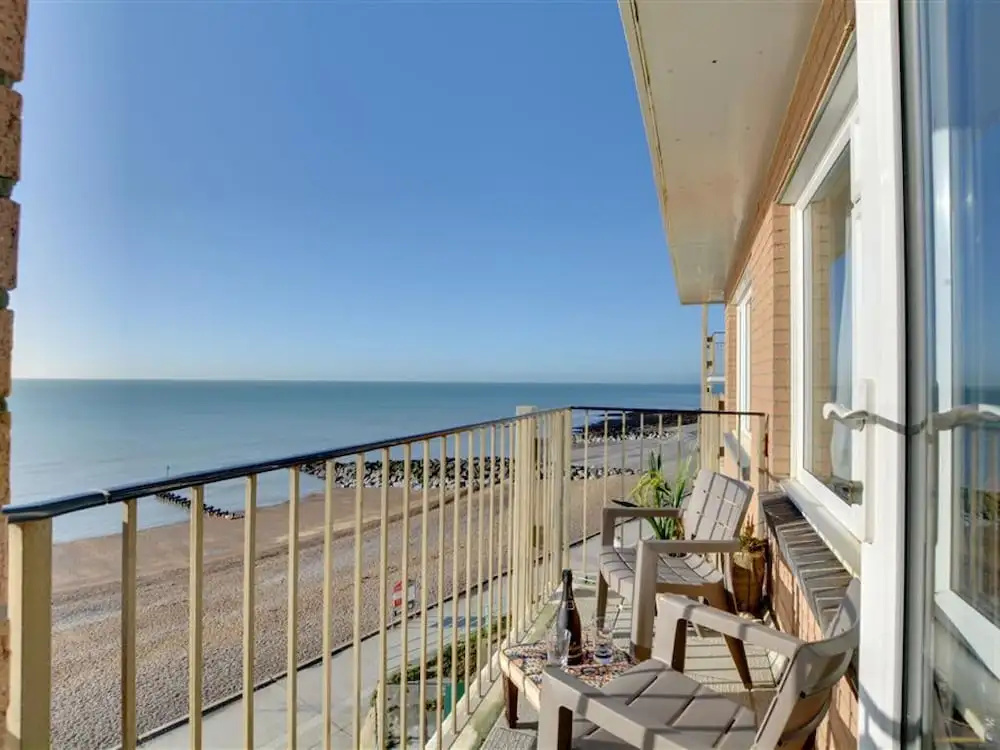 Beautiful Apartment With sea View and Balcony, Near Shops and Pubs