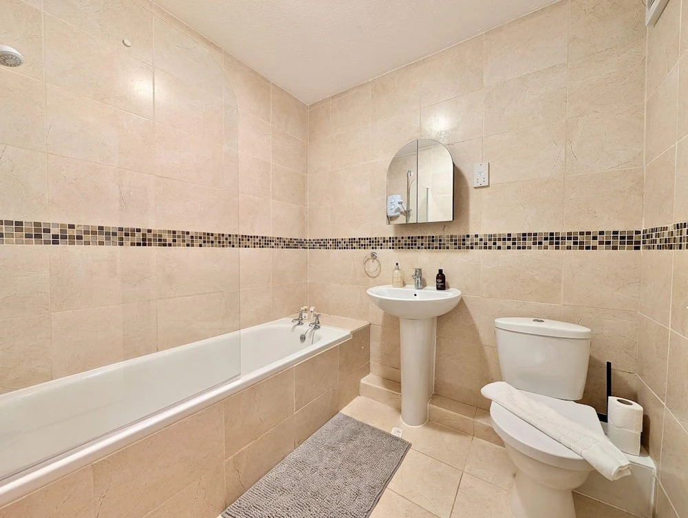 Charming Flat Near London Attractions