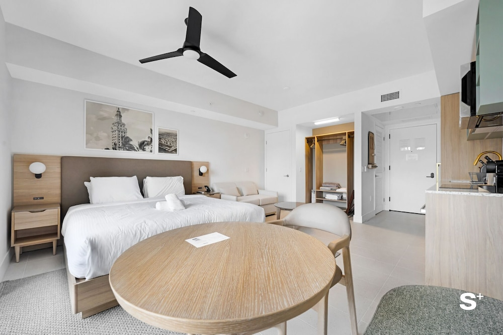 44th-Floor Luxury Condo - Gym & Pool