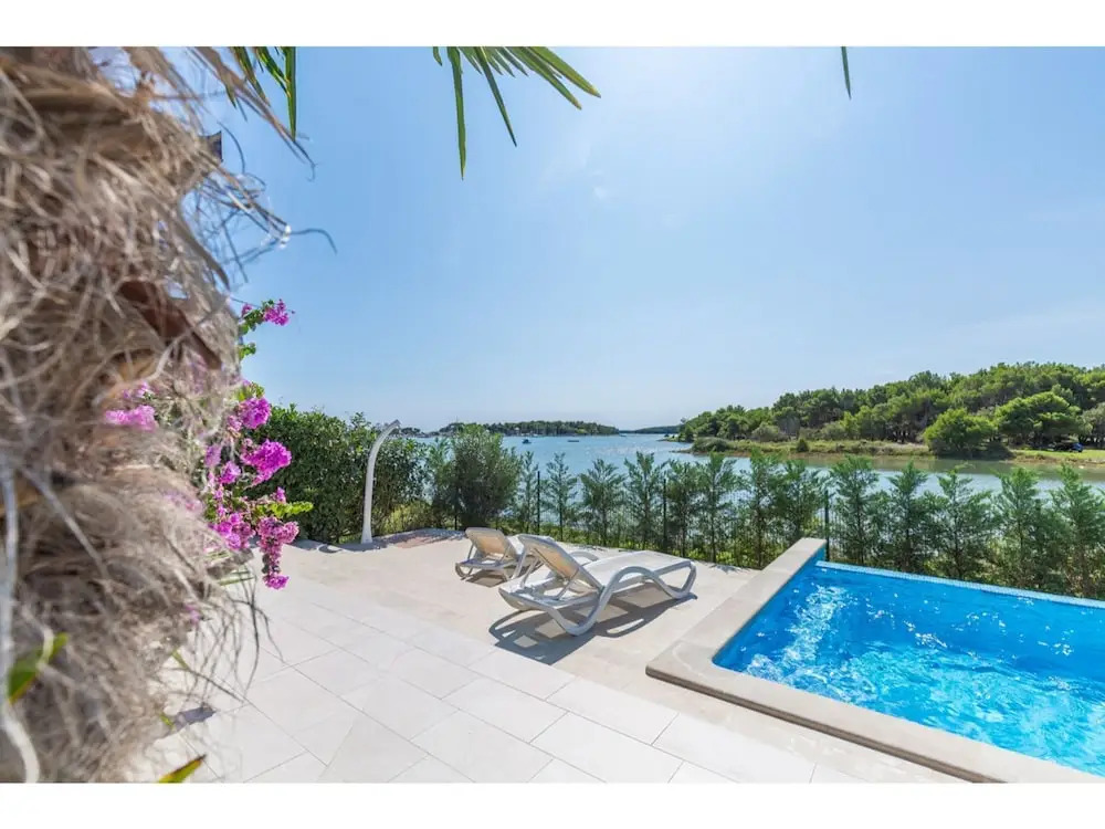 Apartment With Terrace And Pool In Medulin For 4 People Near The Sea
