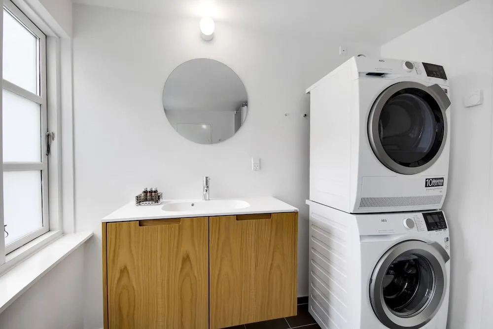 Regent 7 - Large 3 Bdr Apt With Balcony in City Centre