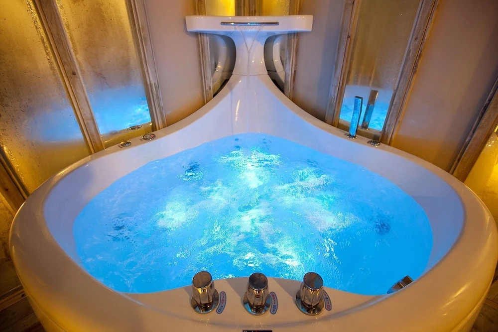 Albescent Poolvilla