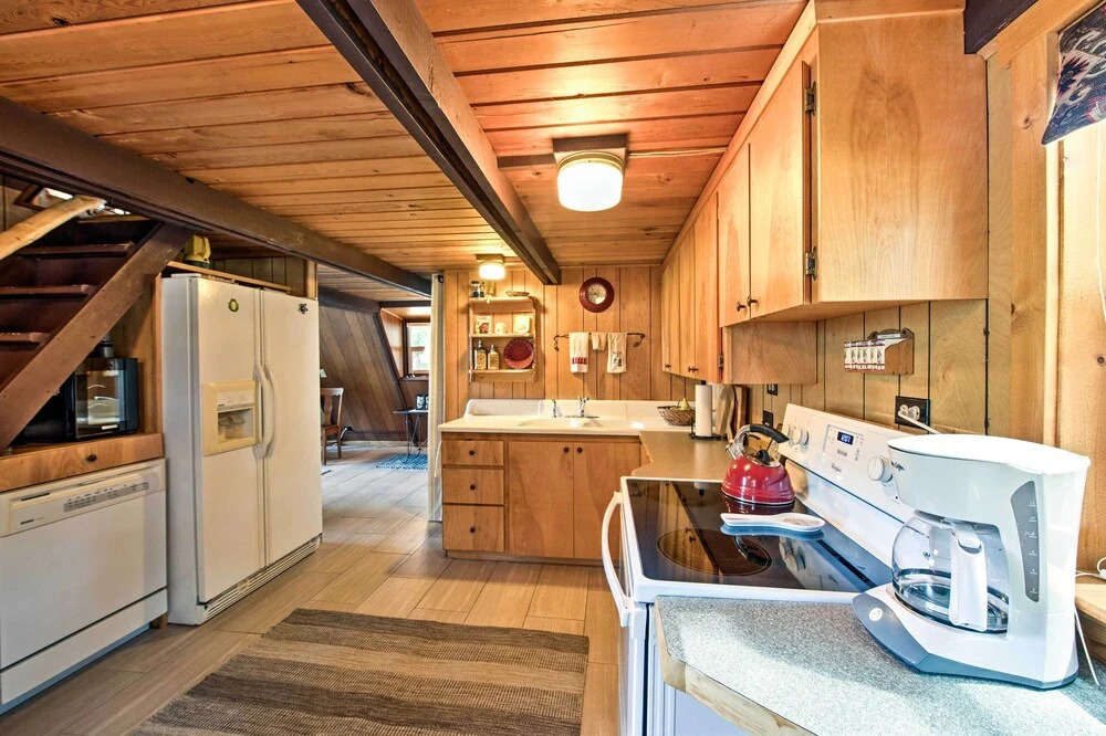 Serene Washington Escape w/ Deck & Mountain Views!