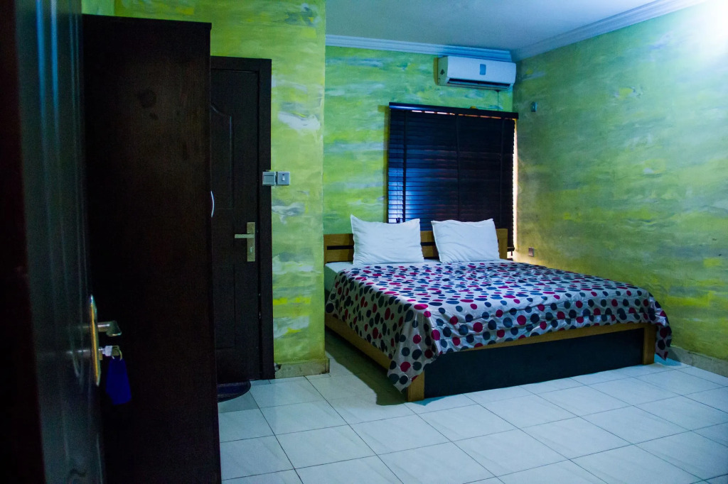 Glass House Suites Annex