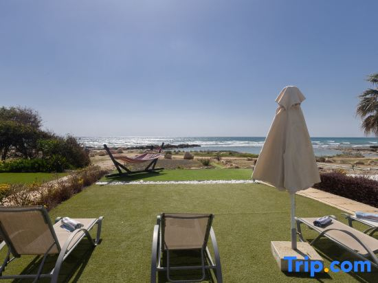 Villa Suri, Luxury Seafront Villa