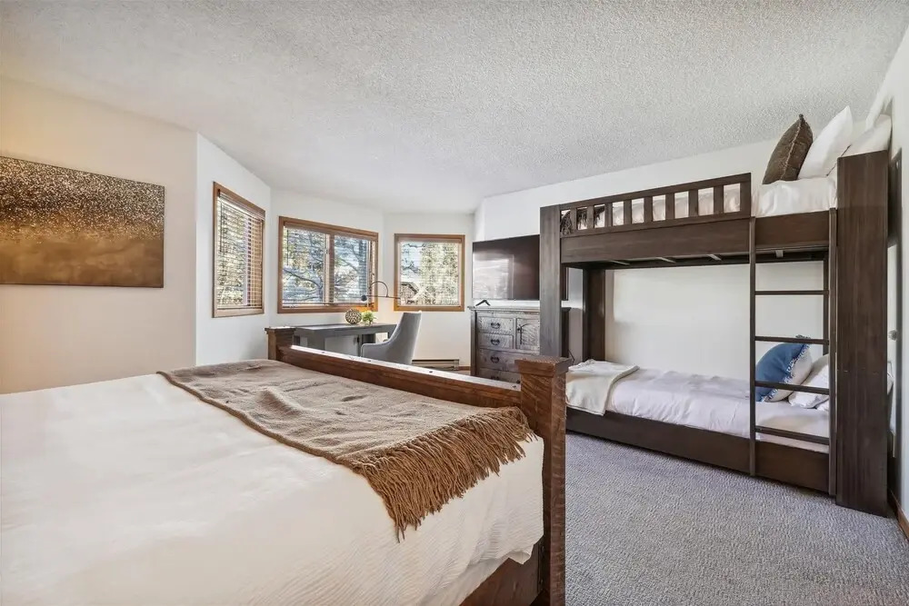 Woods Manor B101 1 Bedroom Condo by Redawning