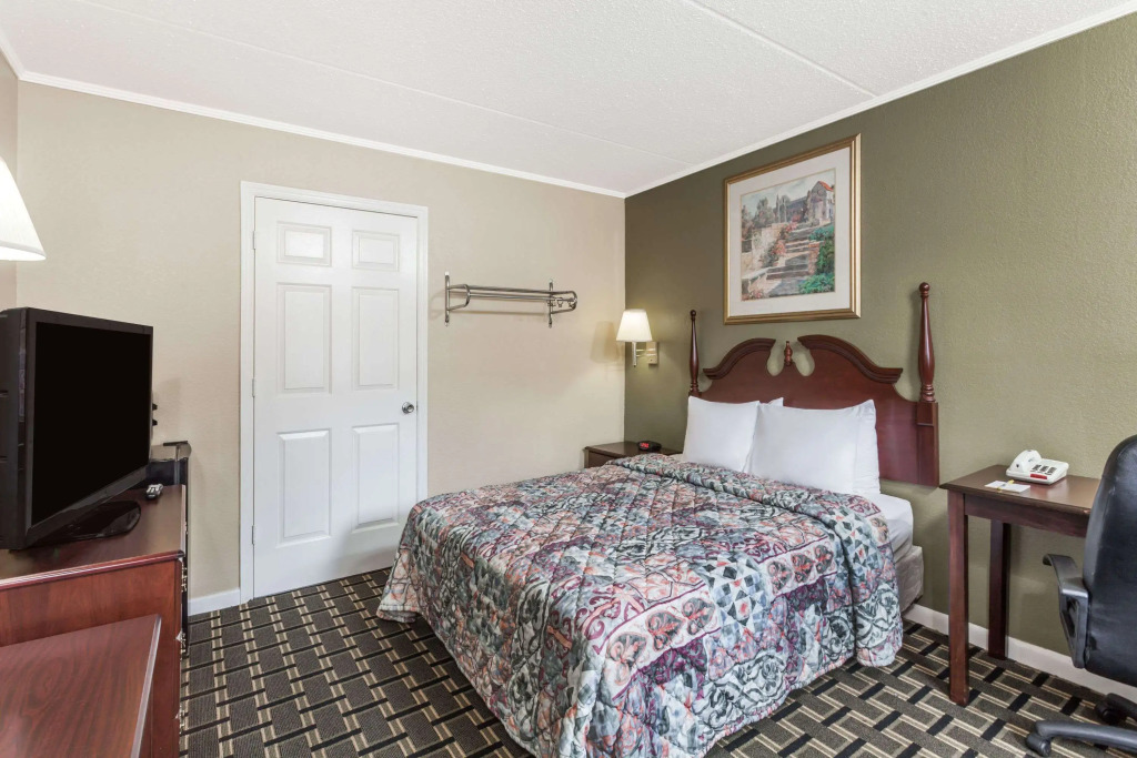 Days Inn by Wyndham Lenoir City