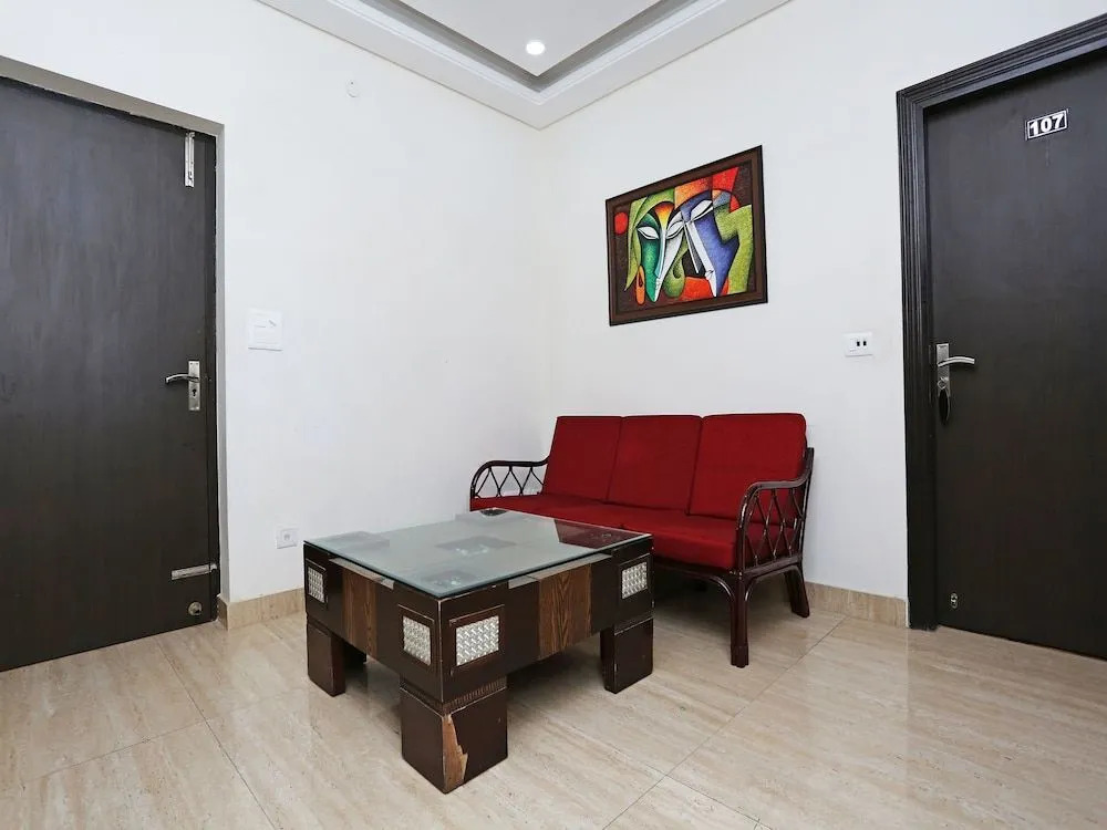 OYO 14389 Diplomat Suites