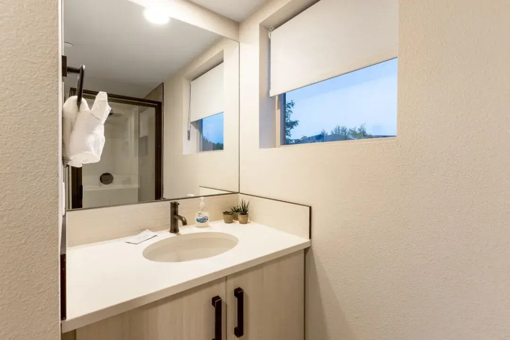 Old Town Modern New Build: Rftp Spa W/ Mtn Views!