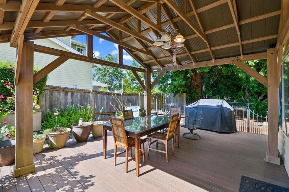 592 6 Bedrooms Walking Distance to Airport