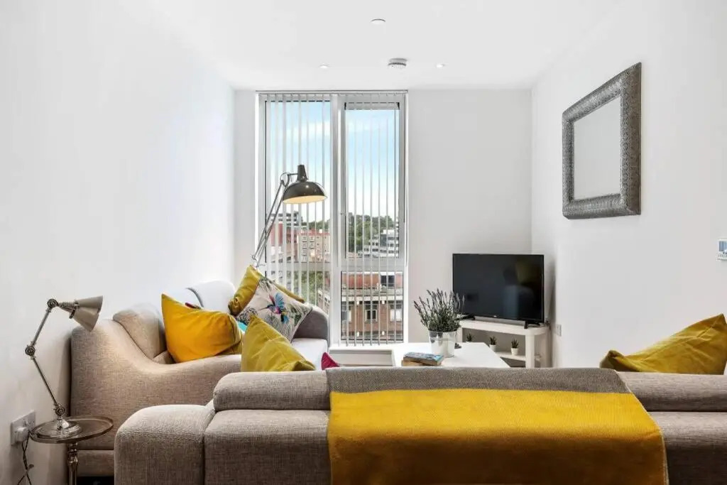 Stylish 2 Bed/2 Bath, Parking - Bracknell Centre