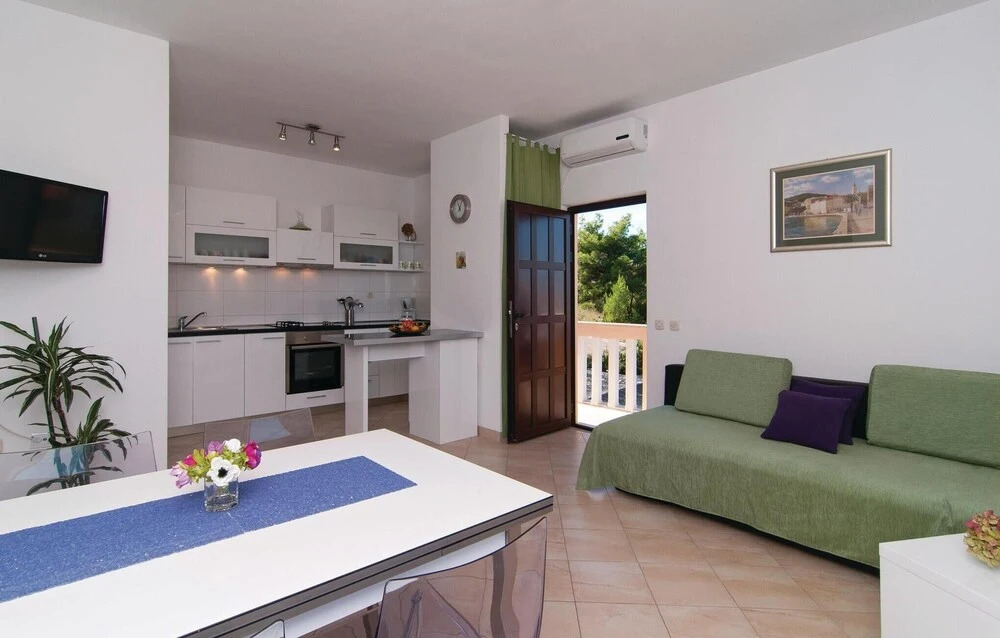 Amazing Home in Sutivan with Hot Tub, WiFi & 3 Bedrooms