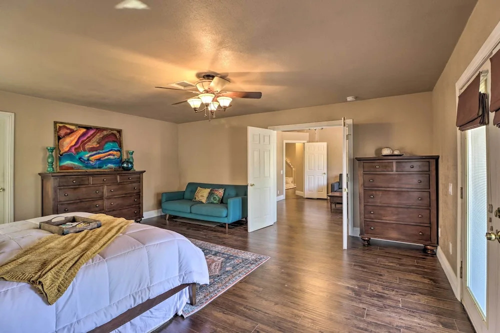 Lavish Family Escape w/ Game Room in Avondale