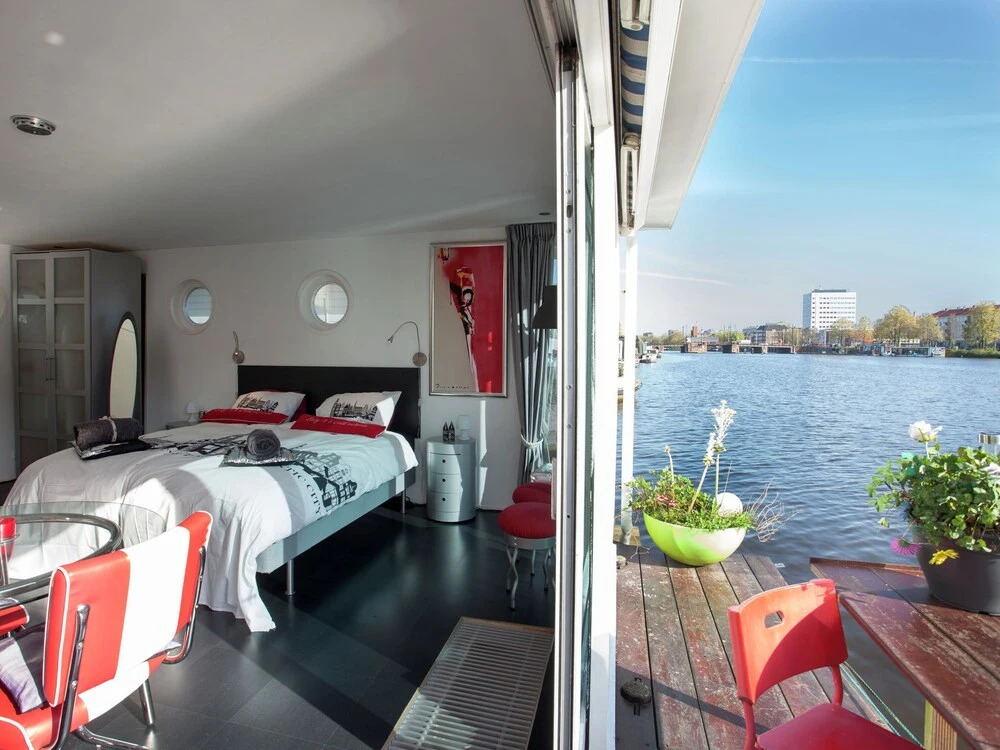 A Bed & Breakfast on a Splendid Houseboat
