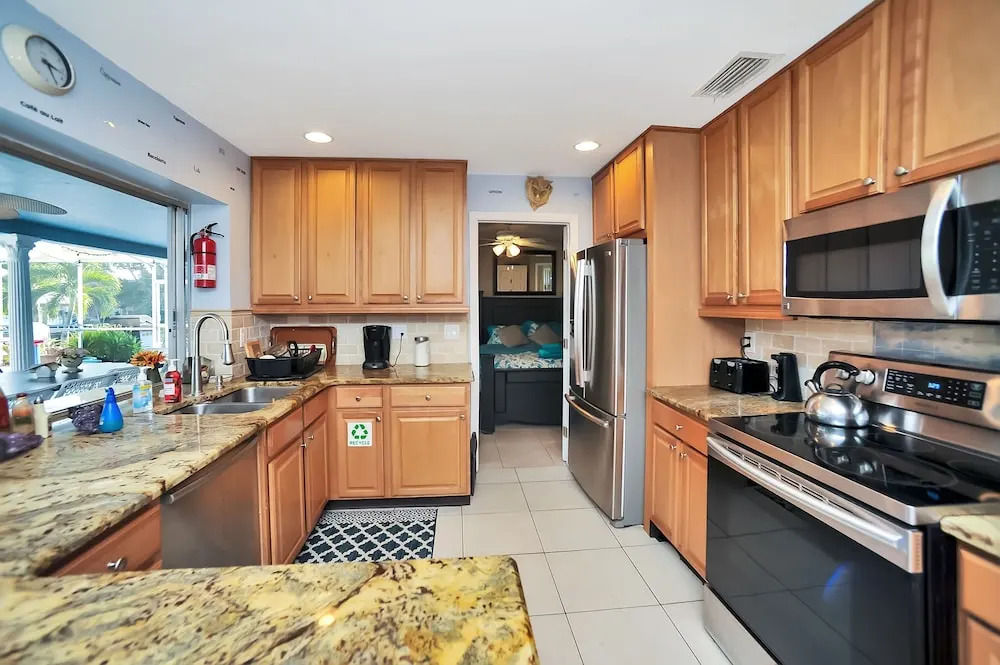Apollo Beach W/ Pool, Room To Entertain, Pet Friendly! 6 Bedroom Home