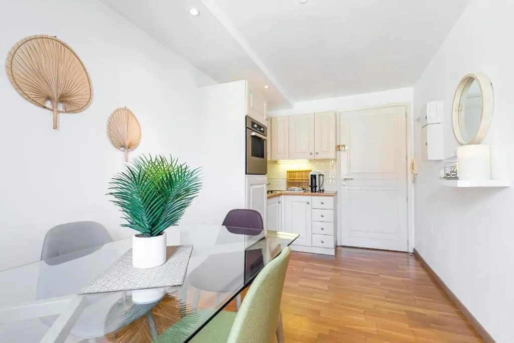 Massena Street - 1 Bdr Duplex with AC & Parking