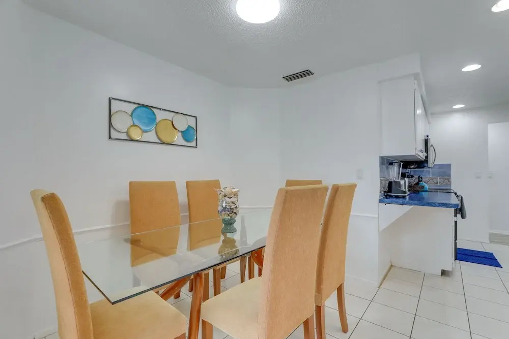 Englewood Home w Shared Pool & Screened Lanai