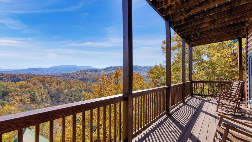 Game Room, Hot Tub & 3 Decks w/ Smoky Mountain Views Raccon Ridge by Avantstay