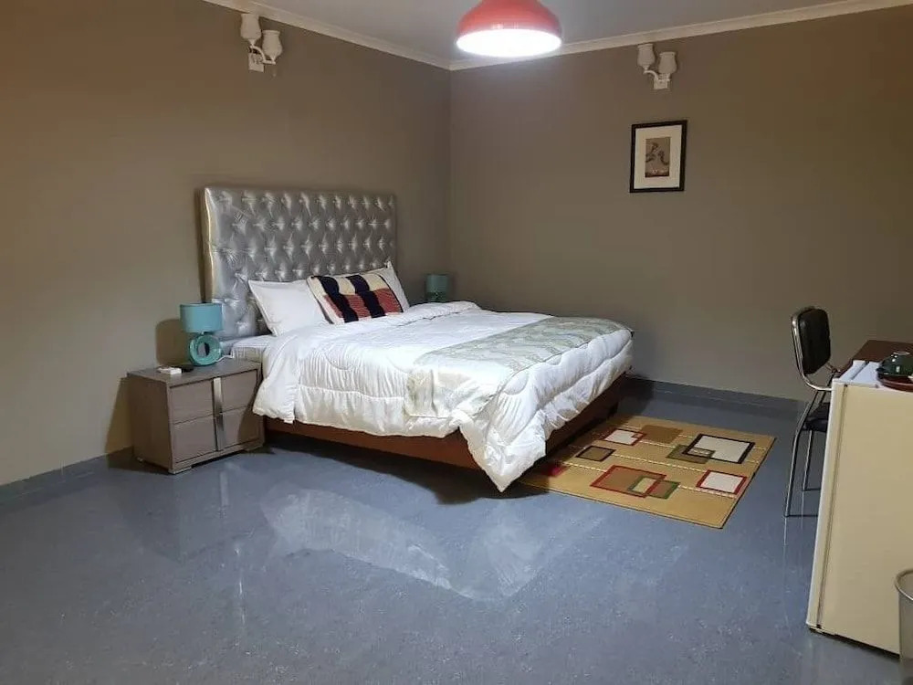 Ticheze Lodge And Car Hire