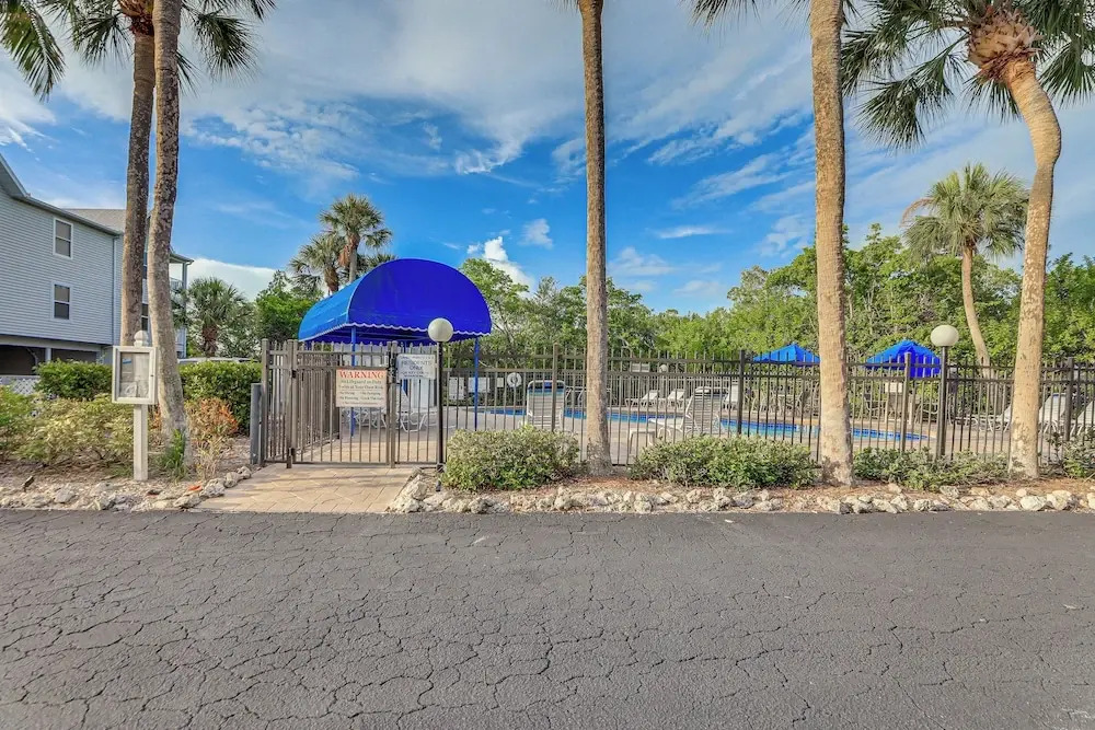 Holmes Beach Condo Near Anna Maria: Pool Access!