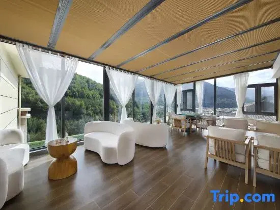 Yunshan Four Seasons Homestay (Huanglong Jiuzhai High-Speed Railway Station)