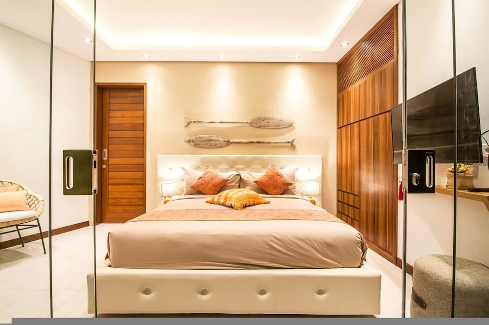 Luxury 6BR Villa, Canggu, 400m to Finns Beach