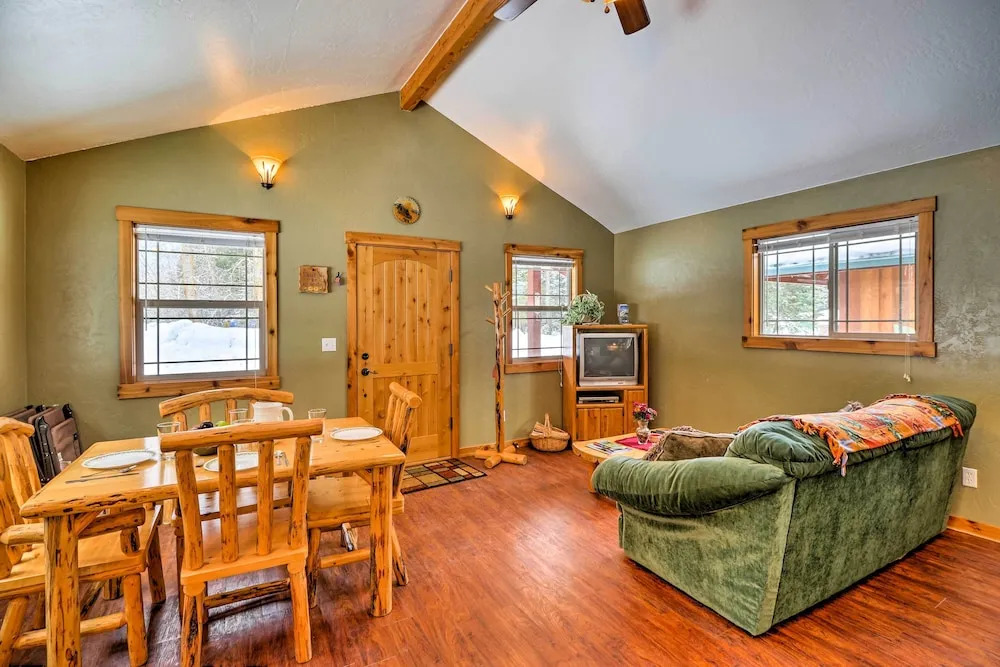 Hungry Horse Cabin: 11 Mi to Glacier National Park